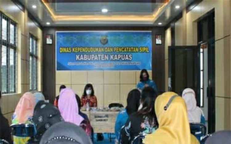 Suasana saat pertemuan DWP Disdukcapil Kapuas diisi dengan belajar mengolah makanan bakso dari ikan patin
