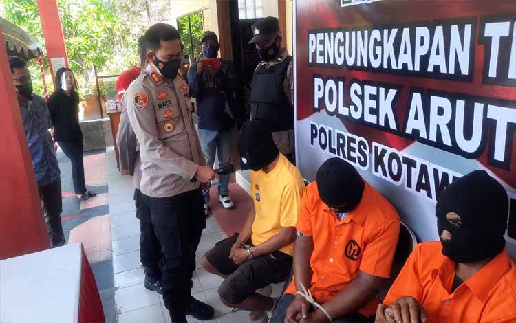 Kapolres Kobar AKBP Bayu Wicaksono saat mengintrogasi 3 pelaku Curanmor