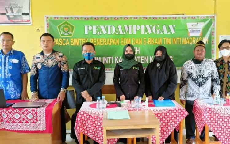Tim Inti di Kapuas Lakukan Pendampingan Evaluasi Diri Madrasah