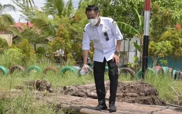 Wali Kota Palangka Raya, Fairid Naparin saat meninjau pengerjaan jalan dan drainase