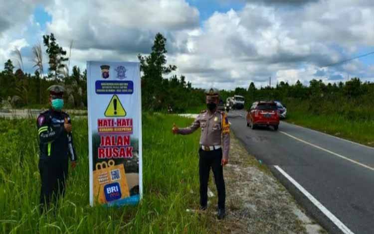 Satlantas Polres Kapuas Imbau Pengendara Berhati-hati Lintasi Jalan Rusak dan Rawan Laka