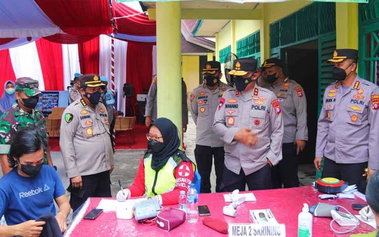 Kapolda Kalteng Tinjau Vaksinasi Massal di Kelurahan Menteng