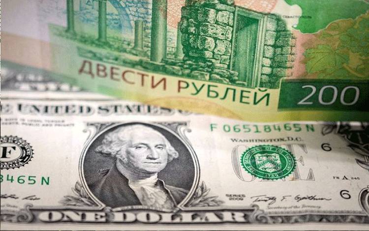 Foto Dokumen: Uang kertas Rubel Rusia dan Dolar AS terlihat dalam ilustrasi yang diambil, 24 Februari 2022. ANTARA/REUTERS/Dado Ruvic/Ilustrasi