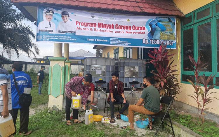 Dua Desa di Kecamatan Hanau Jadi Sasaran Operasi Pasar Penjualan Minyak Goreng Produksi PT CBU