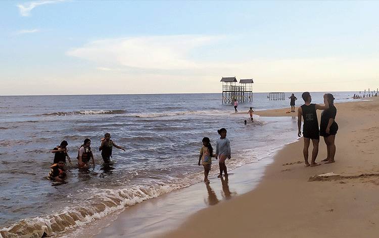 Prakiraan Cuaca Tempat Wisata Besok, Pagi Cerah, Siang Hujan