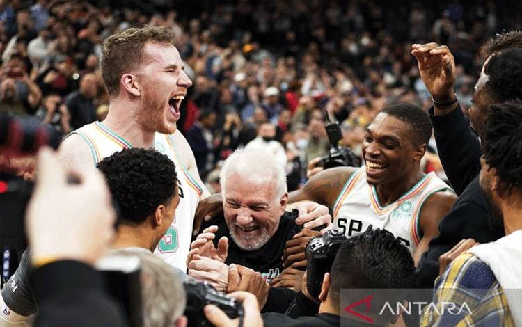Pelatih kepala San Antonio Spurs Gregg Popovich dikerumuni para pemainnya seusai mengalahkan Utah Jazz dalam lanjutan NBA di AT&T Center, Texas, Amerika Serikat, Jumat (10/3/2022) waktu setempat, yang membuatnya jadi pelatih dengan jumlah kemenangan terbanyak di musim reguler NBA. (ANTARA/REUTERS/USA TODAY SPORTS/Scott Watcher)