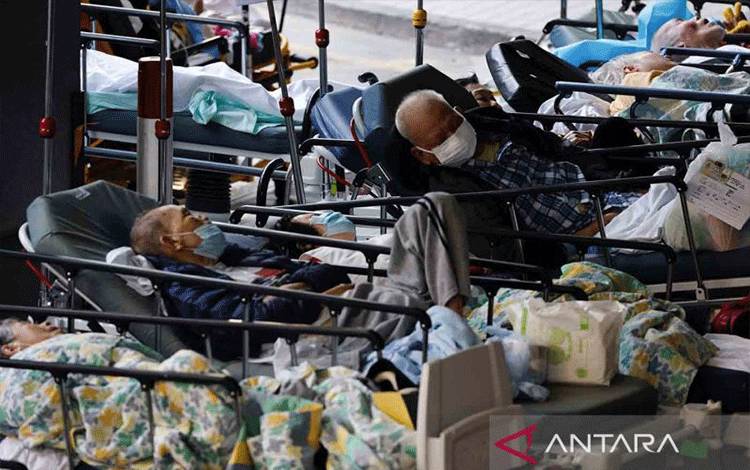 Arsip - Pasien berbaring di ruang perawatan darurat COVID-19 yang berada di luar sebuah rumah sakit di Hong Kong, China, Minggu (27/2/2022). Hong Kong akan melakukan tes COVID-19 massal kepada warga negaranya yang berjumlah sekitar 7,5 juta orang pada Maret 2022 menyusul tingginya penyebaran varian Omicron. ANTARA FOTO/REUTERS/Tyrone Siu/rwa.