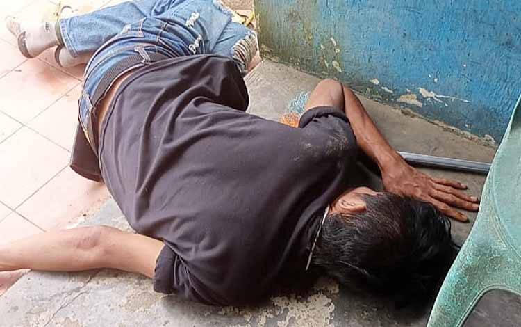 Pria berinisial H (40) warga RT 07 Desa Jaar saat ditemukan tergeletak dekat bilik ATM Kantor Bupati Barito Timur