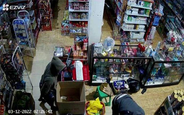 VIDEO: Aksi 2 Pencuri Toko Grosir Terekam Kamera CCTV