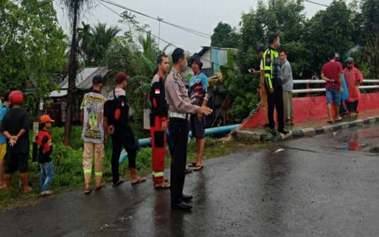 Satlantas Polres Kapuas Evakuasi dan Atur Arus Lalu Lintas di Lokasi Laka Tunggal Mobil di Basarang