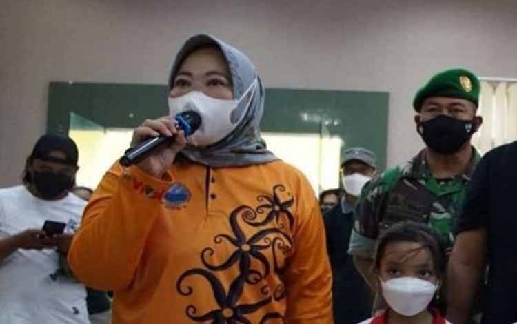 Bupati Kobar Nurhidayah saat memberikan sambutan