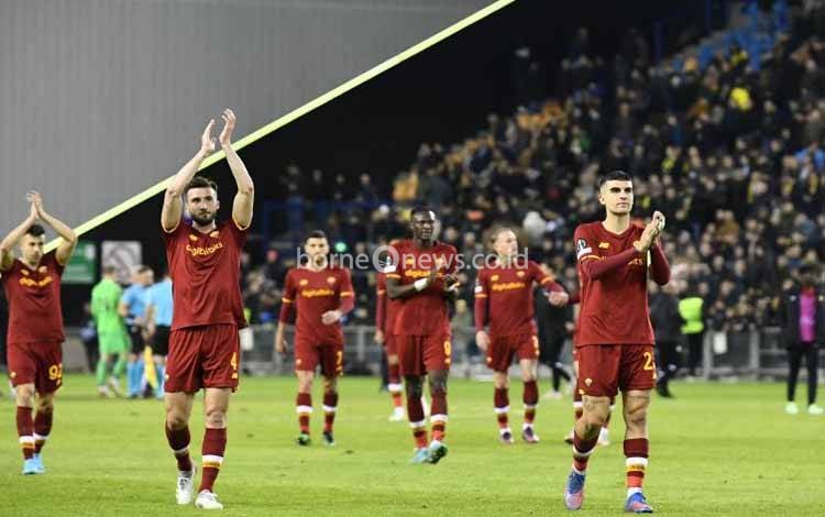 Para pemain AS Roma usat pertandingan leg pertama 16 besar Liga Europa melawan Vitesse Arnhem di GelreDome, Arnhem, Belanda, 10 Maret 2022
