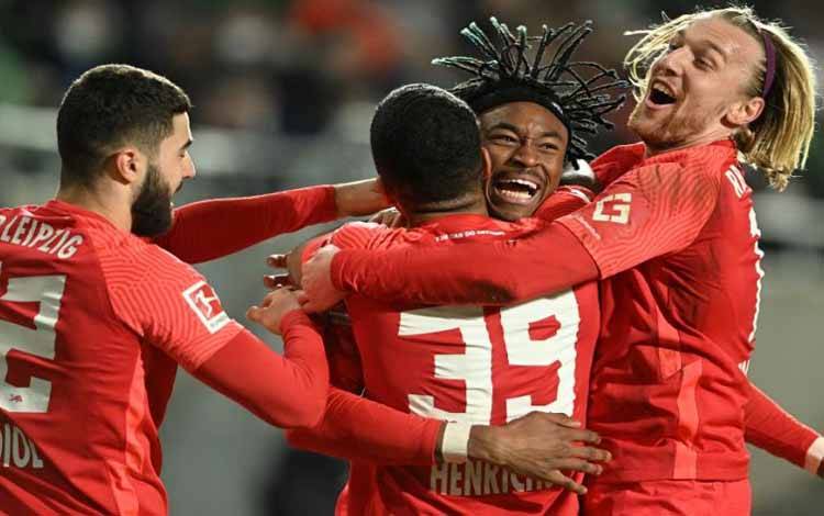 (Dari kiri ke kanan) Bek RB Leipzig Josko Gvardiol, rekannya sesama bek Benjamin Henrichs, bek Mohamed Simakan dan gelandang Emil Forsberg merayakan gol kelima timnya ketika RB Leipzig mengalahkan Greuther Fuerth di Fuerth, Jerman, Minggu 13 Maret 2022