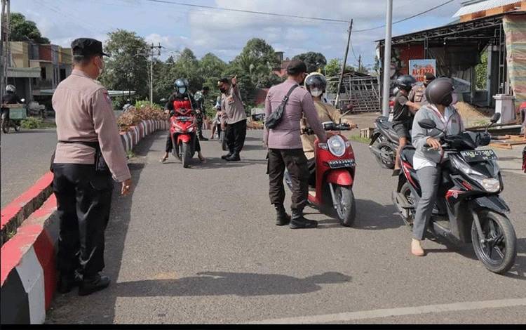 Jajaran Polres Mura dalam mendukung percepatan vaksinasi dan penegakan prokes rutin melakukan razia di sejumlah titik ruas jalan Puruk Cahu dan menjaring banyak masyarakat yang melanggar dan belum divaksinasi.