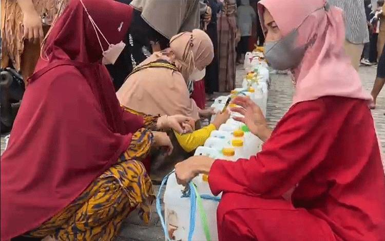 VIDEO: Antusias Warga Kelurahan Pahandut Beli Minyak Goreng Murah PT CBU