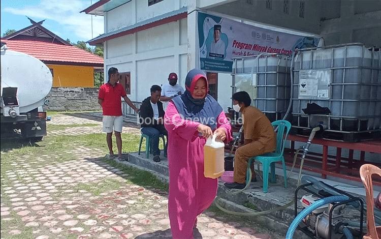 Desa Kubu dan Teluk Bogam Jadi Sasaran Operasi Pasar Minyak Goreng Curah Produksi PT. CBU