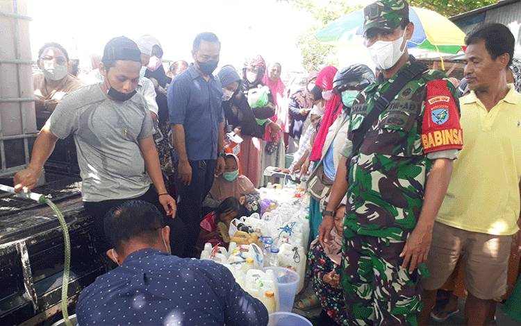 Babinsa Kelurahan Langkai, Serka Ilham membantu operasi pasar minyak goreng PT CBU
