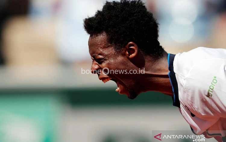 Petenis Prancis Gael Monfils berteriak usai menang dari lawannya Petenis Spanyol Albert Ramos Vinolas pada pertandingan putaran pertama Kejuaraan Prancis Terbuka 2021 di lapangan Roland Garros, Paris, Prancis, Selasa (1/6/2021)