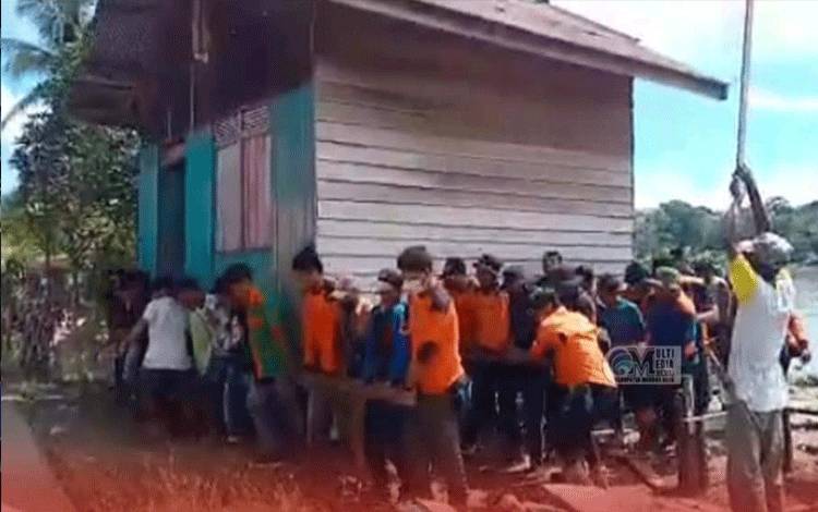 BPBD Murung Raya dan Warga Evakuasi Rumah Terdampak Abrasi
