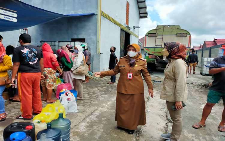 Kadis Koperasi dan UKM Kalteng Kunjungi Lokasi Operasi Pasar Minyak Goreng Murah Bagi UMKM