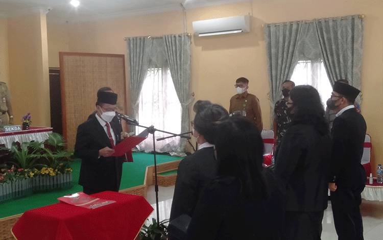 Bupati Katimgan Sakariyas melantik 3 pejabat, Selasa, 15 Maret 2022