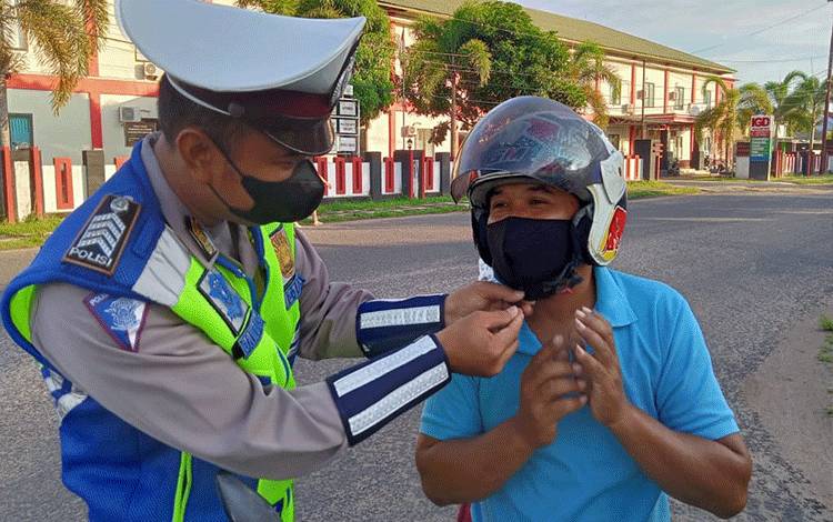 Personel Satlantas Polres Seruyan saat mengklik helm salah satu pengendara di Kuala Pembuang