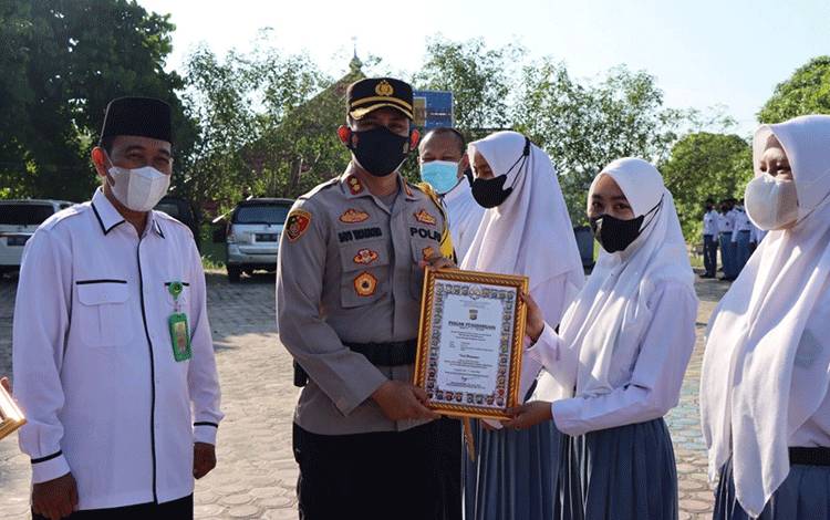 Kapolres Kobar Beri Penghargaan Siswa Berprestasi