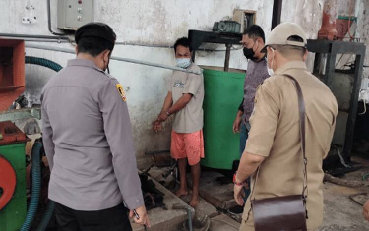 Kapolsek Katingan Hilir AKP Eko Priono bersama Kabid Pengelolaan Sampah DLH Irwanto menyaksikan rekonstruksi kasus pencurian aset di TPA Pendahara Lama.