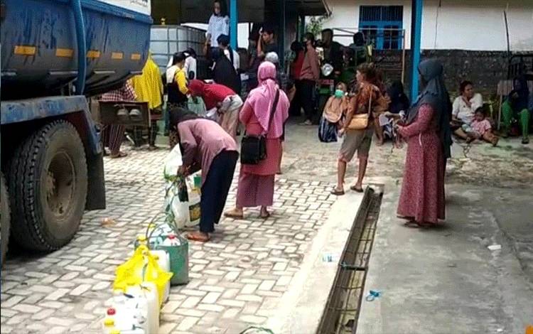 VIDEO: Warga Kecamatan Bukit Batu Serbu Minyak Goreng Murah PT CBU