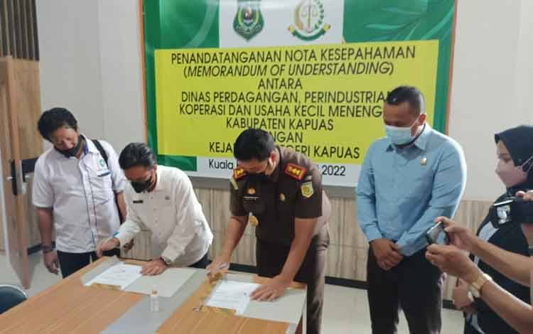 Disdagperinkop dan UMKM Kapuas Teken MoU Dengan Kejaksaan Negeri