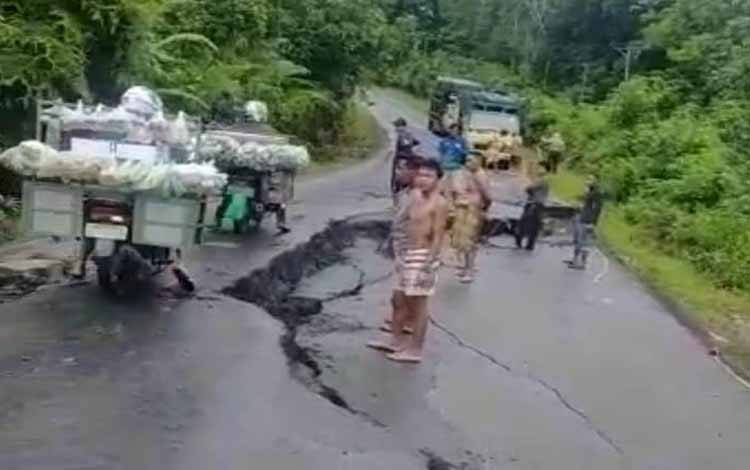 Jalan Patas-Ampah ambrol dn terancam putus