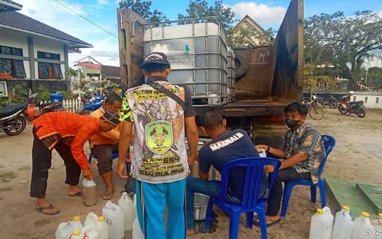 Masyarakat sedang menyerbu operasi pasar minyak goreng curah PT CBU di bawah naungan Citra Borneo Indah (CBI) Grup di Palangka Raya