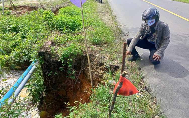 Bahu Jalan Provinsi di Desa Jaar Longsor dan Bahayakan Pengguna Jalan