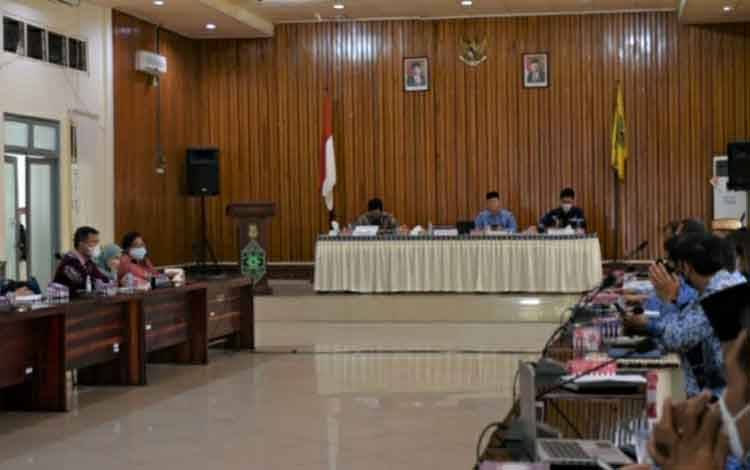 Suasana saat rapat penyusunan program kerja TPAKD Kapuas, bertempat di Aula Bappeda pada Kamis, 17 Maret 2022.