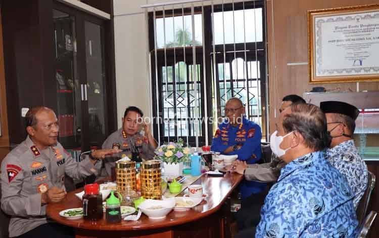 Kapolda Kalteng Irjen Pol Drs. Nanang Avianto, kiri saat diskusi dan Coffe Morning di Mapolres Kobar.