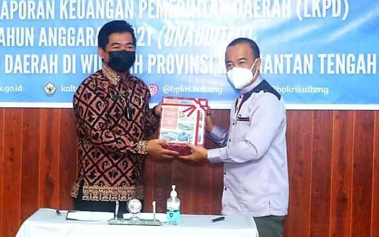 Bupati Seruyan Serahkan LKPD Tahun 2021 ke BPK RI