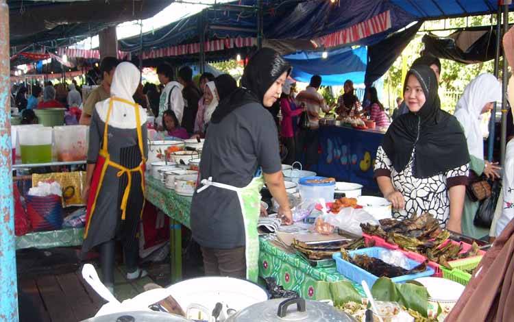 Aktivitas jual beli di Pasar Ramadan Palangka Raya sebelum pandemi Covid-19