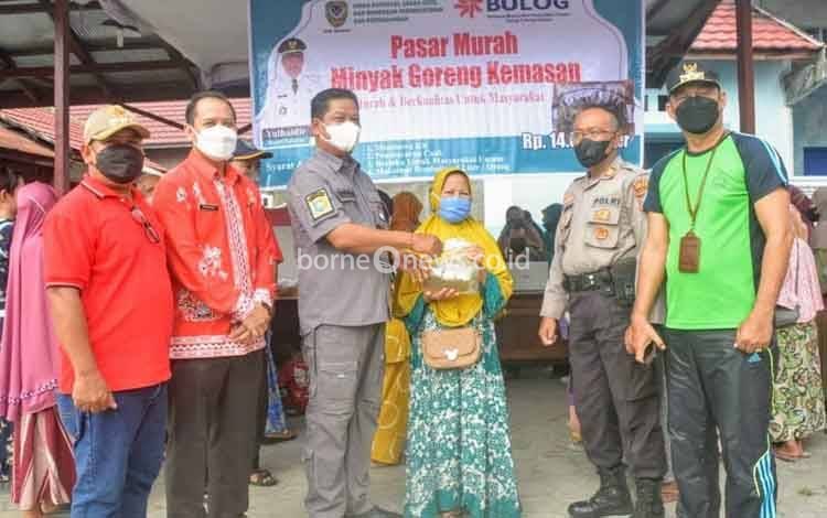 Sekda Seruyan Tinjau Pasar Murah Minyak Goreng