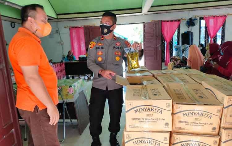 Polsek Seruyan Hilir Lakukan Pengamanan Pasar Murah Minyak Goreng