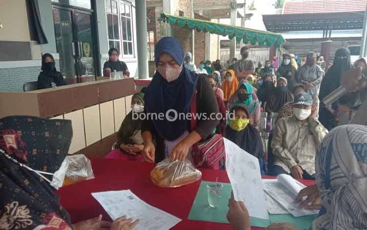 Warga Kelurahan Kuala Pembuang I Antusias Datangi Pasar Murah Minyak Goreng