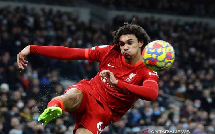 Bek kanan Liverpool Trent Alexander-Arnold beraksi saat melawang Tottenham Hotspur pada kejuaraan sepak bola Liga Premier di Stadion Tottenham Hotspur di London, Inggris, Minggu (19/12/2021)