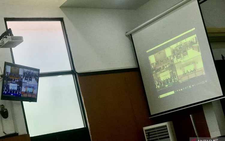 Dua polisi terdakwa pembunuhan anggota FPI mengikuti sidang secara virtual yang disiarkan dari layar di ruang sidang Pengadilan Negeri Jakarta Selatan, Jakarta, Jumat (18/3/2022)