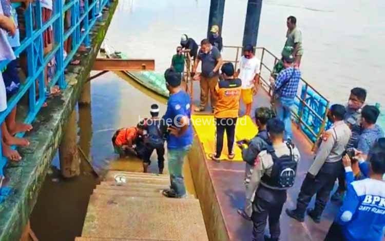 Petugas serta warga saat membawa jasad ke pelabuhan Flamboyan Bawah