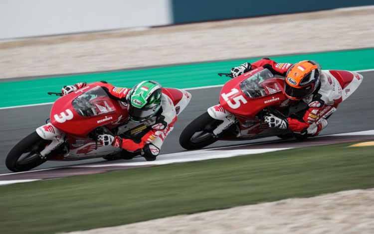 Dua pebalap binaan PT Astra Honda Motor (AHM) Reykat Yusuf Fadillah (kiri) dan Aan Riswanto (kanan) dalam sesi kualifikasi, Idemitsu Asia Talent Cup (IATC) 2022 di Mandalika International Street Circuit, Sabtu (19/3/2022)