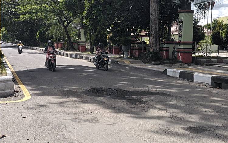 Aspal di Sejumlah Titik Jalan A Yani Sampit Terkelupas Akibat Banjir, Bahayakan Pengendara