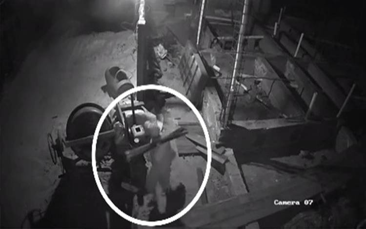 Bikin Resah, Diduga 2 Pemulung Angkut Besi Bahan Bangunan Terekam CCTV