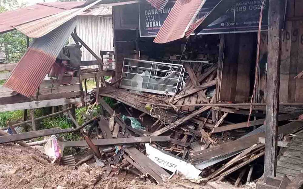 Kondisi bengkel milik Ningsih yang mengalami kerusakan setelah ditabrak truk tangki, Minggu, 20 Maret 2022.