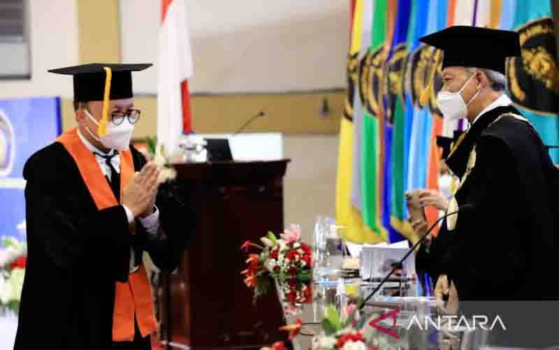 Sekjen Kemenaker Dikukuhkan Sebagai Guru Besar Ilmu Kebijakan Publik
