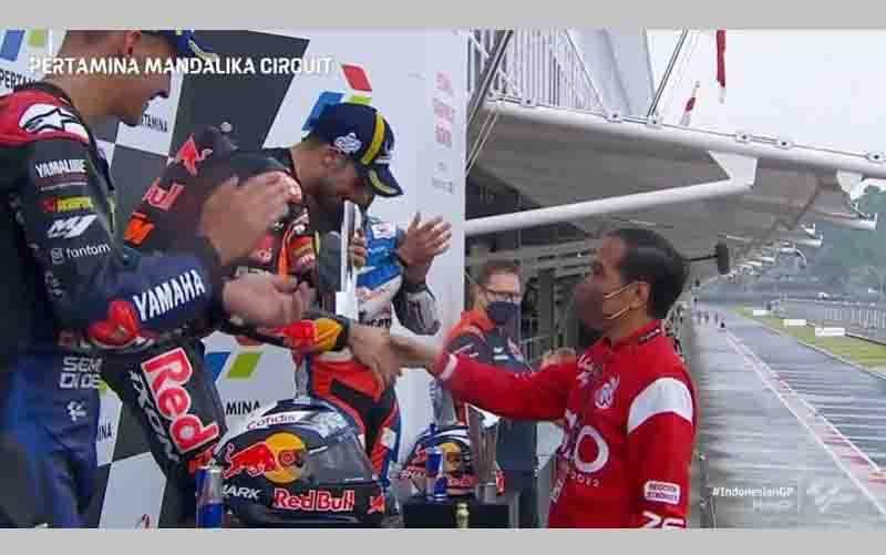 Oliveira Terima Trofi Juara GP Indonesia dari Tangan Presiden Jokowi