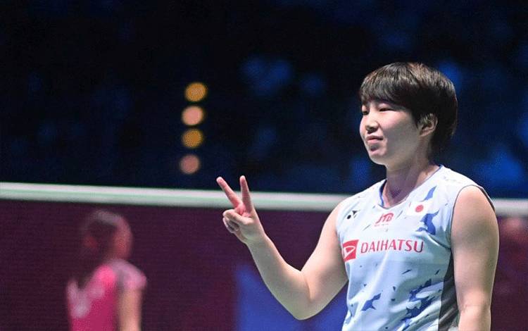 Pebulutangkis Jepang Akane Yamaguchi berpose kecil merayakan kemenangannya atas wakil Korea Selatan An Se-young dalam partai final tunggal putri All England 2022 di Utilita Arena, Birmingham, Inggris, Minggu (20/3/2022). (ANTARA/AFP/Justin Tallis)